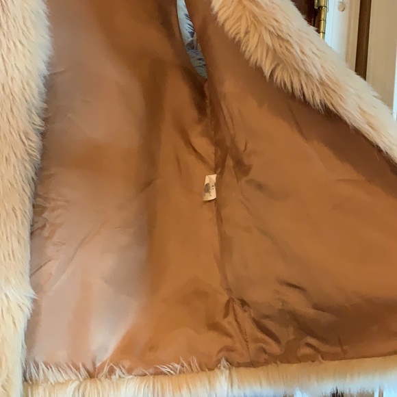 Beautiful SANDRO cream colored faux fur vest - Picture 2 of 16